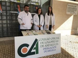 Tres logopedas atendieron la mesa informativa a las puertas del Comarcal