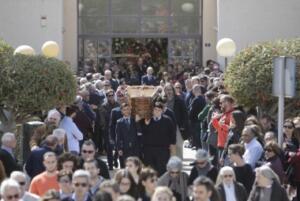 El entierro se produjo en medio del dolor y el pesar de sus familiares y cientos de vecinos