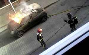 En el coche suele dormir una persona pero en esos momentos estaba desocupado