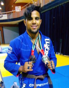 Abdeselam posa con las dos medallas logradas en Holanda