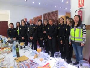 El jefe superior y el jefe regional de Operaciones, junto a 8 de las 41 mujeres policía del Cuerpo