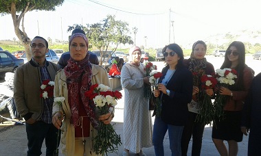 Regalaron flores a las mujeres del CETI