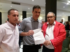 Los padres de los dos jóvenes entregaron a Pedro Sánchez en mano el escrito que mandaron a las Cortes