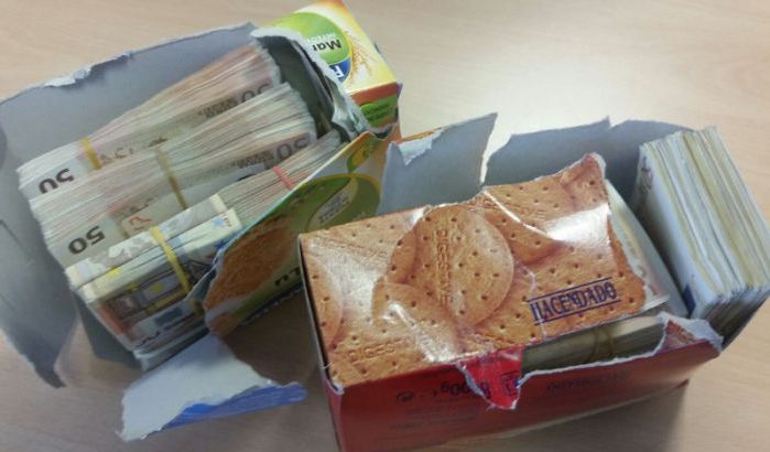 Los fajos de billetes de 50 euros, escondidos en el interior de cajas de galletas