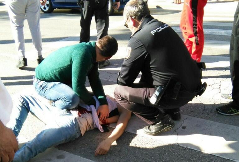 Un hombre intenta ayudar al herido cuando se desangraba