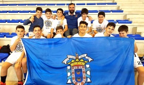 Los colegiales posando junto a la bandera de Melilla