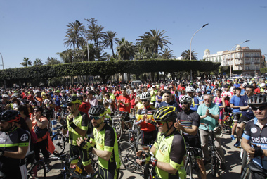 Melilla respondió multitudinariamente al homenaje propuesto por parte de las Federaciones de Ciclismo y de Triatlón a Carlos Huelin García