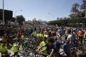 La Plaza de España, abarrotada de personas tras la marcha en memoria de Huelin