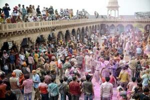 Los hindúes lanzando los polvos en India