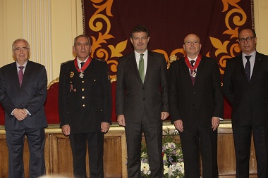 El ministro junto a los condecorados, el presidente de la Ciudad y el delegado del Gobierno