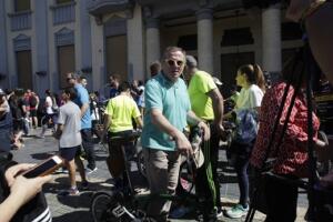 Eduardo de Castro, con su bicicleta, en la marcha de homenaje a Carlos Huelin el sábado
