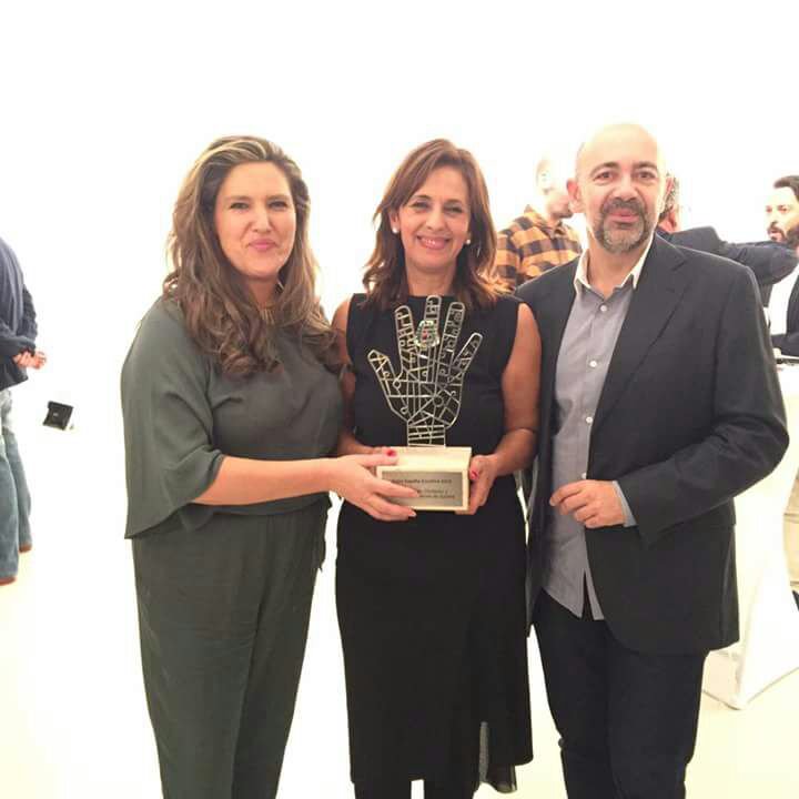 Fadela Mohatar recogiendo el premio en Málaga