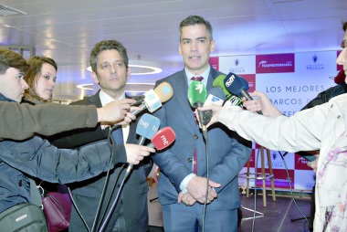 Carlos Labandeira junto a Federico Pareja ante los medios