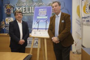 Víctor Fernández y Antonio Miranda posan con el cartel