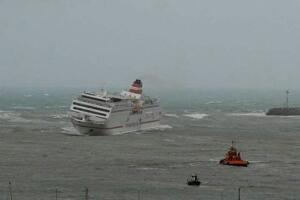 Puedes ver en la web de MELILLA HOY la difícil llegada del barco a Melilla