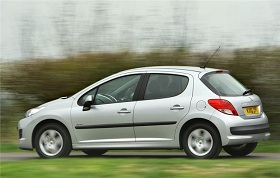 El propietario del vehículo, un Peugeot 207, aseguró que el coche seguía “destrozado”