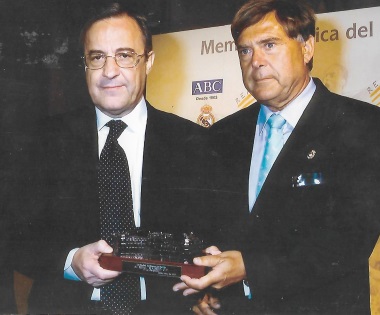 El presidente del Real Madrid Florentino Pérez entrega un premio al melillense Paco Moya por su condición de ex jugador del Real Madrid