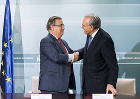 El ministro del Interior, Juan Ignacio Zoido, y el presidente de la Fundación la Caixa, Isidro Fainé, durante la firma
