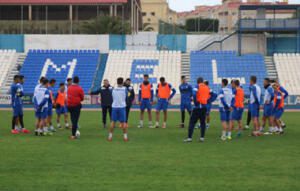 Al comienzo del entrenamiento, Juan Moya se presentó a los que serán sus nuevos jugadores lo que resta de competición