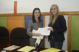 Firma del acuerdo entre Carolina Escudero y la presidenta de TeAma, Susana Morillo