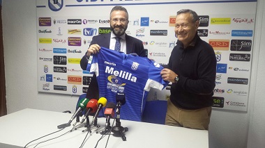 El presidente de la U.D. Melilla presentó a Juan Moya como nuevo entrenador del equipo