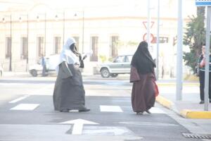 Dos mujeres caminan por el centro con un burka puesto