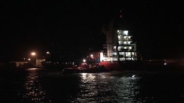 A inicios de semana, un barco a la espera de entrar en el puerto de Melilla, a causa de la huelga de estibadores