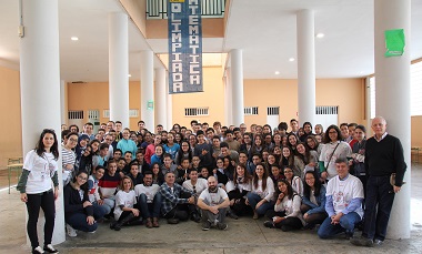 Foto de familia de los participantes y los profesores