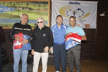 Los campeones de la edición de 2016 posando junto a Enrique Bohórquez y José Andújar