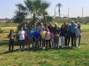 Foto de familia de los participantes más jóvenes junto al presidente de la entidad y varios de los jugadores más experimentados