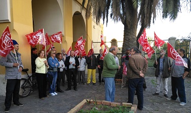 Una veintena de empleados transfronterizos celebraron una asamblea en el edificio de los sindicatos