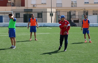 Juan Moya prepara con sus jugadores el importantísimo encuentro ante los azulgranas