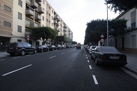 Los automóviles permanecían correctamente estacionados en la calle General Astilleros