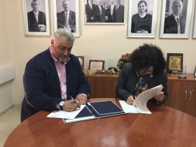 Javier Almansa, presidente de la FMB, y Pilar Aranda, rectora de la UGR, estampando sus firmas