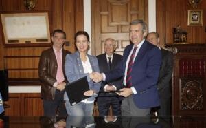 Momento de la firma en el despacho de presidencia