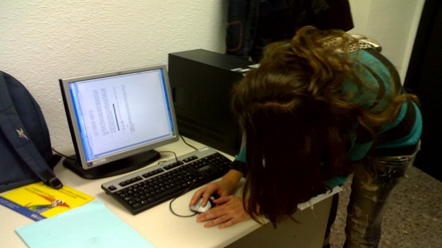 Imagen de archivo de una mujer manejando un ordenador