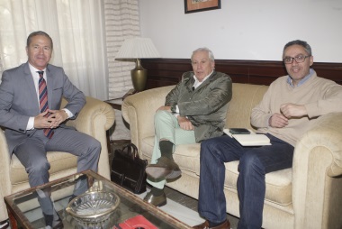 Miguel Marín con el Editor de MELILLA HOY Enrique Bohórquez y el director Mustafa Hamed