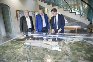 Luis Salvador, en una visita al Puerto de Motril