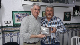 José Torreblanca recibió de manos de Francisco Javier Almansa una placa conmemorativa