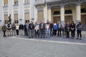 Los padres de Emin y Pisly recibieron el apoyo de diversas asociaciones y partidos durante la concentración ante el Ayuntamiento