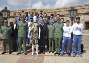 El Melilla Baloncesto y representantes del Tercio en la presentación de la camiseta