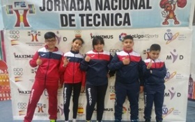 Los representantes de Melilla posando juntos al cartel del evento