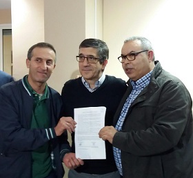 Driss Mohamed, padre de Emin junto al aspirante a liderar el PSOE, Patxi López, y Abdeselam Ahmed, padre de Pisly