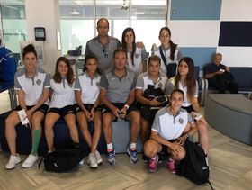 Pepe Andújar, entrenador del Torreblanca Melilla, junto a sus jugadoras