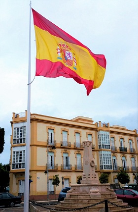 La Bandera ondea en la plaza Pedro Segura