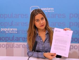 La senadora por Melilla, Sofía Acedo, muestra la carta de Imbroda al ministro de Fomento, Iñigo de la Serna