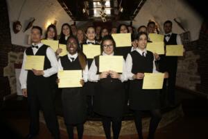 Los alumnos muestran orgullosos sus diplomas