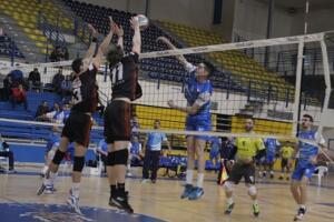 Víctor Méndez, central del Club Voleibol Melillae, en uno de los encuentros de esta temporada en casa