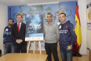 Los presentes junto con el cartel anunciador del evento