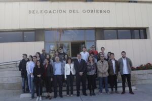 Los alumnos del máster junto a responsables del FESEI y la Delegación del Gobierno